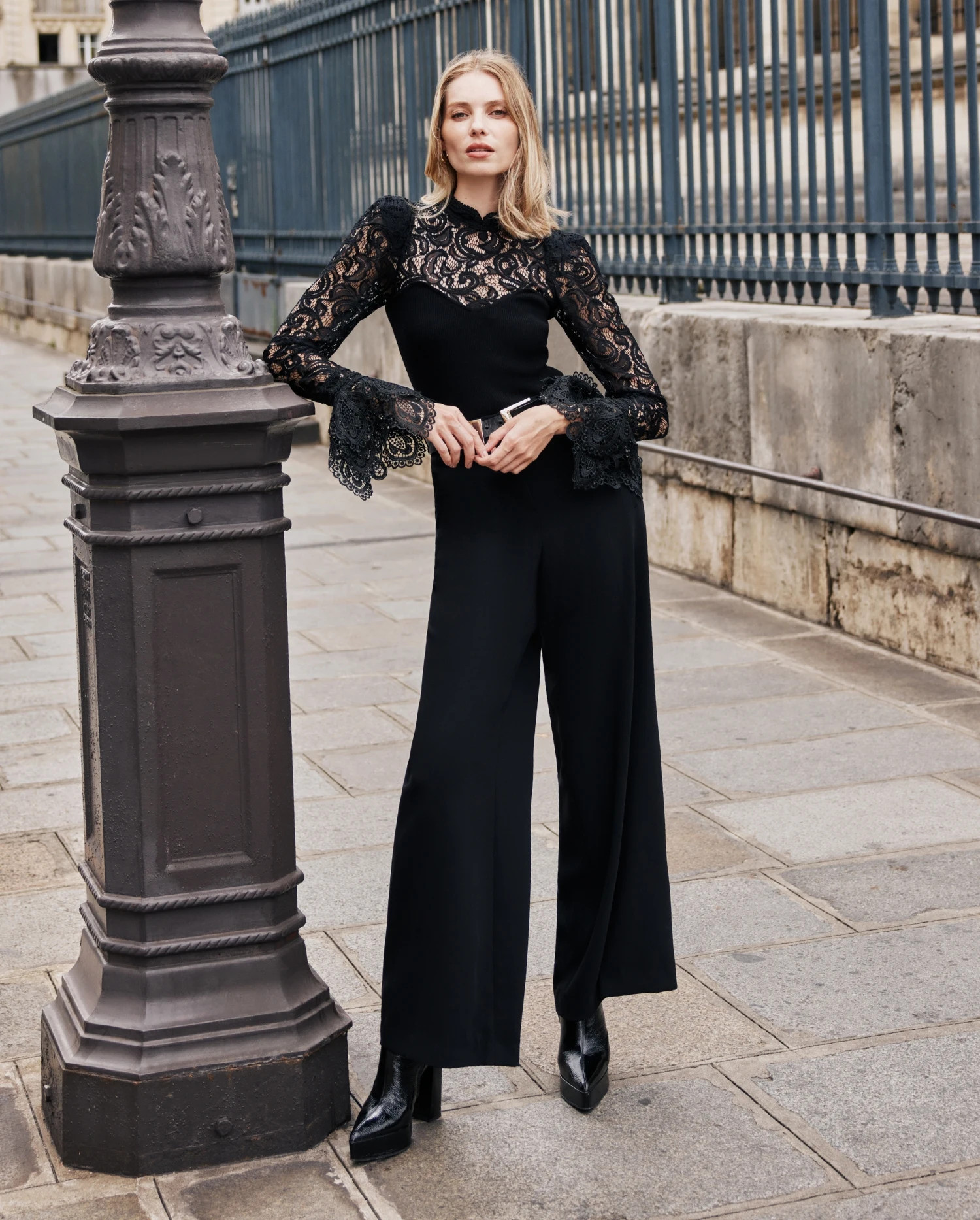 Anne Fontaine: černý krajkový top se širokými kalhotami